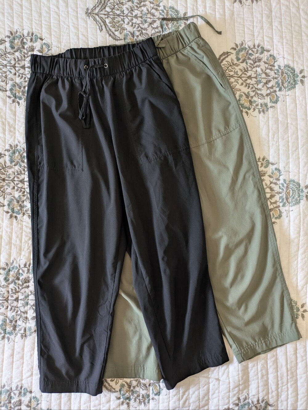 Old Navy Stretch Tech Cropped Lightweight Pants Women's Small, Black And Olive